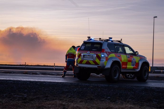 January 14, 2024, Grindavik, Iceland: Emergency teams are in charge of controlling the access areas near the volcanic zone. The new volcanic eruption started early in the morning of 14 January 2024. The new fissures opened up about 450 metres from the tow