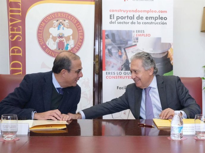 El rector de la Universidad de Sevilla, Miguel Ángel Castro, y el presidente de la Fundación Laboral de Andalucía, Rafael Sánchez Alcalá.