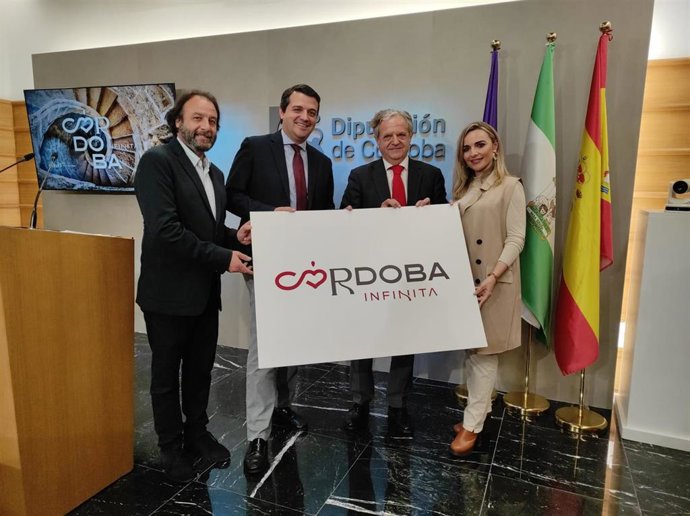 El presidente de la Diputación de Córdoba, Salvador Fuentes (segundo por la dcha.), y el alcalde de Córdoba, José María Bellido (tercero), en la presentación de 'Córdoba Infinita'.