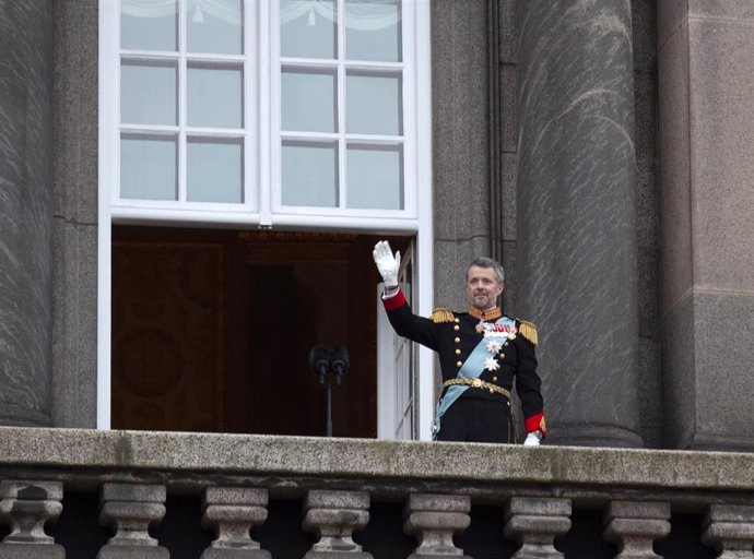 El nuevo rey de Dinamarca, Federico X, saluda desde el balcón de palacio