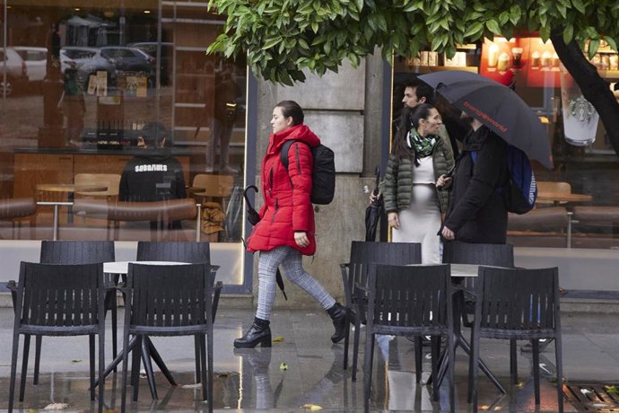 Archivo - Terraza con veladores en Sevilla capital. 