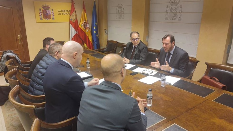 Óscar Puente Y José Antonio Sebastián Con Los Representantes De La Asociación De Usuarios De AVE De Cyl.
