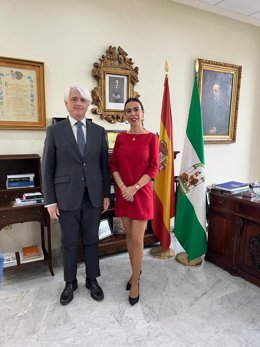 La delegada territorial de Justicia, Administración Local y Función Pública, Teresa Pardo,en una visista a la sede de la Abogacía de Málaga, para mantener una reunión con el decano del Ilustre Colegio de Abogados, Salvador González