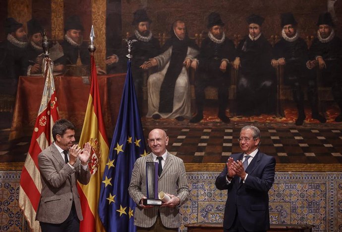 (I-D) El presidente de la Generalitat valenciana, Carlos Mazón, entrega el XXXII Premio Convivencia de la Fundación Profesor Manuel Broseta al director de cine, escritor y fotógrafo Iñaki Arteta Orbea