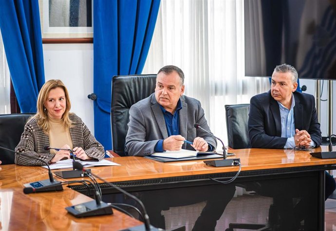 La presidenta del Cabildo de Tenerife, Rosa Dávila, el alcalde de San Juan de la Rambla, Juan Ramos y el consejero de Carreteras, Dámaso Arteaga