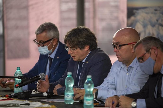 Archivo - El expresidente de la Generalitat Carles Puigdemont, su abogado, Gonzalo Boye, y el jefe de la Oficina de Carles Puigdemont, Josep Lluís Alay, en una rueda de prensa a 25 de septiembre de 2021, en LAlguer, Cerdeña (Italia). El expresidente de