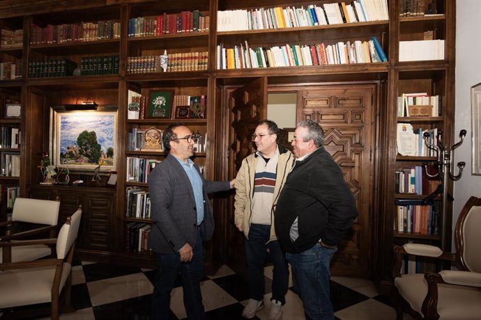 El presidente de la Diputación de Cáceres, Miguel Ángel Morales, se reúne con Luis Fernández y Aníbal Sánchez, presidente y director técnico veterinario de la Asociación Extremeña de Criadores de Caprino de Raza Verata (Acriver)