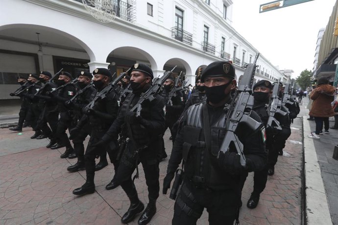 Archivo - 16 September 2020, Mexico, Toluca: Police officers take part in the Independence Day parade, to mark the 210th anniversary of the beginning of Mexico's independence. 