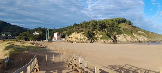 Cielo con pocas nubes en la costa vasca (archivo)