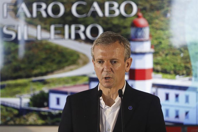 El presidente de la Xunta de Galicia, Alfonso Rueda, en una visita al faro de Cabo Silleiro, con motivo de su próxima transformación en hotel, a 15 de enero de 2024.