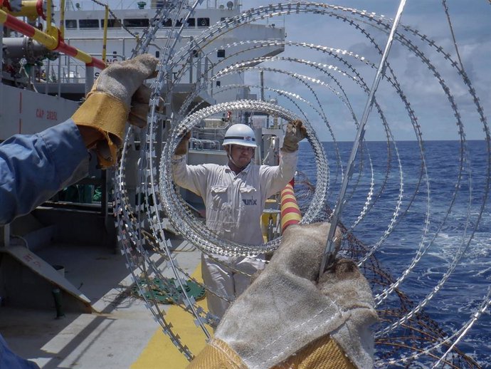 Archivo - Instalación de concertinas en una embarcación para protegerla frente a los ataques de piratas