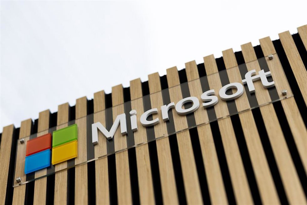 Archivo - FILED - 20 September 2023, North Rhine-Westphalia, Cologne: The Microsoft logo at the Digital X Internet Congress in the Media Park. Photo: Rolf Vennenbernd/dpa