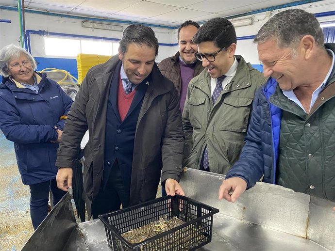 El delegado de Sostenibilidad, Medio Ambiente y Economía Azul de la Junta en Huelva, Pedro Yórquez, en las instalaciones de la finca 'El Dique' en Ayamonte.