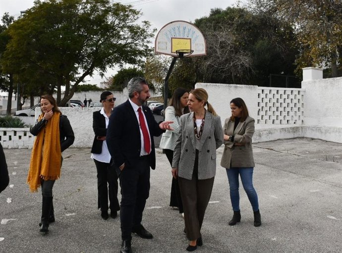 Almudena Martínez con el alcalde de Benalup.