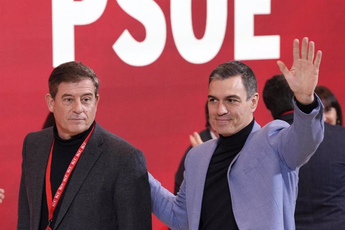 El diputado del PSOE y candidato a las primarias del PSdeG para elegir el candidato a la Xunta, Xosé Ramón Gómez Besteiro (i), y el secretario general del PSOE y presidente del Gobierno, Pedro Sánchez (d), durante la inauguración de la Convención Políti