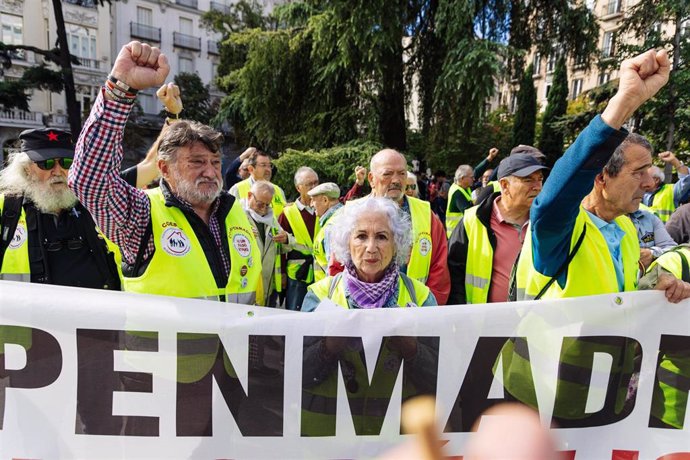 Archivo - Varios pensionistas con una pancarta durante una manifestación frente al Congreso de los Diputados, a 18 de octubre de 2023, en Madrid (España).