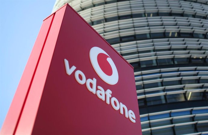 Archivo - FILED - 09 May 2018, North Rhine-Westphalia, Duesseldorf: The Vodafone logo can be seen in front of the Vodafone Germany headquarters. Photo: Federico Gambarini/dpa