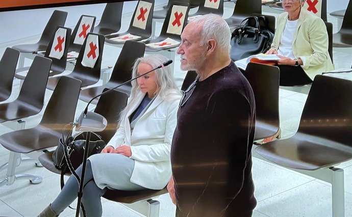 Archivo - El productor de televisión, Josep Maria Mainat, y su exmujer, Angela Dobrowolski, en el juicio sobre la presunta falsificación de cheques a nombre de él por parte de Dobrowolski.