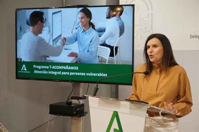 La delegada de Empleo, María Dolores Gálvez, durante la rueda de prensa.