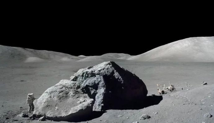 La imagen muestra al astronauta-geólogo de pie junto a una enorme roca lunar durante la misión Apolo 17 de la NASA en 1972. Los científicos de esta investigación utilizaron muestras de rocas de esta misión Apolo.
