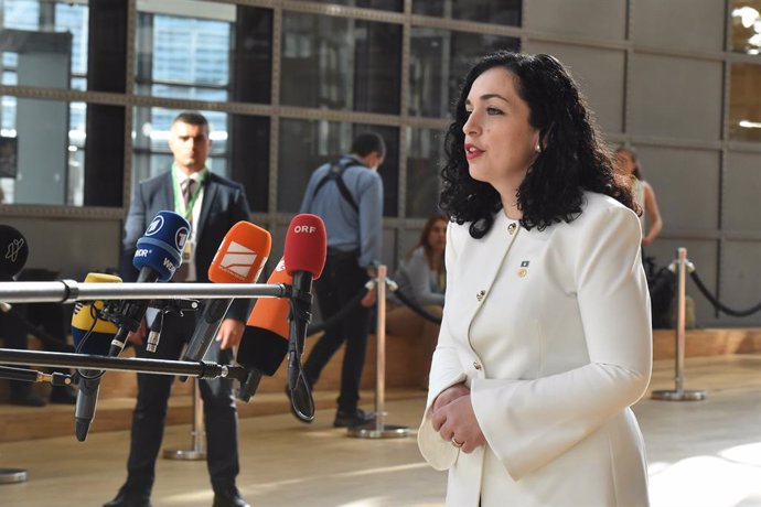 Archivo - HANDOUT - 23 June 2022, Belgium, Brussels: Vjosa Osmani, President of Kosovo, speaks to media as she arrives for the EU-Western Balkans Summit. Photo: Gaetan Claessens/European Council/dpa - ATTENTION: editorial use only and only if the credit m