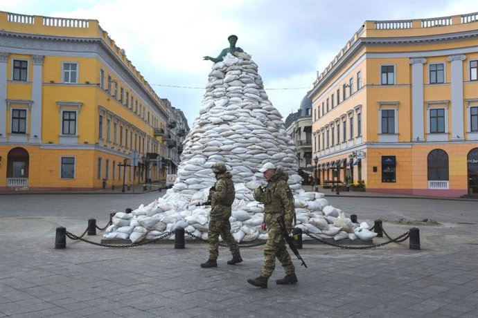 Archivo - Soldados ucranianos pasan junto al monumento del duque de Richelieu, fundador de la ciudad, protegido con sacos de arena, durante la invasión rusa de Ucrania