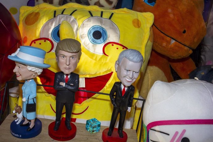 Muñecos de Joe Biden y Donald Trump en Times Square, Nueva York