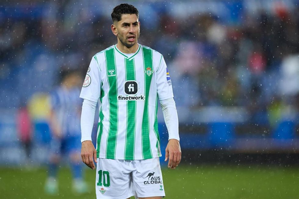 El delantero español del Real Betis Ayoze Pérez, ante el Deportivo Alavés, en la Copa del Rey 2023-2024.