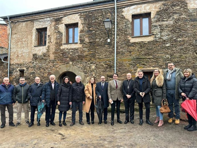 Imagen de los asistentes a la inauguración del nuevo albergue en la casa rehabilitada en Villanueva de Valdueza.