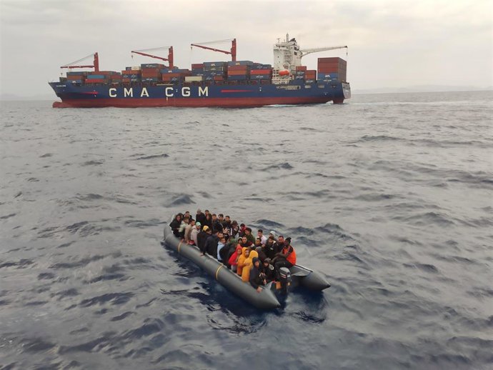 Embarcación irregular rescatada en aguas cercanas a Lanzarote