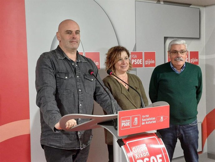 El secretario general de la Agrupación Socialista de Gijón, José Ramón García, acompañado del portavoz del Grupo Municipal Socialista en el Ayuntamiento gijonés, Luis Manuel Flórez 'Floro', y la portavoz adjunta, Carmen Eva Pérez Ordieres.