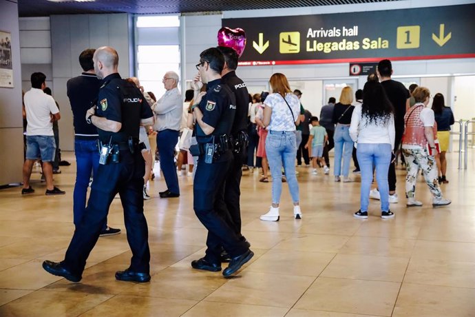 Archivo - Un grupo de agentes de Policía Nacional en el aeropuerto Adolfo Suárez Madrid Barajas