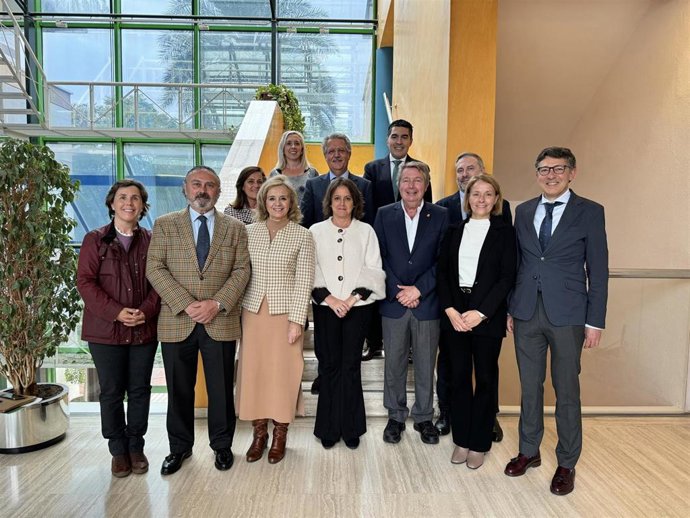 Catalina García se reúne con el Consejo Andaluz de Dentistas y destaca su papel y colaboración con la sanidad.