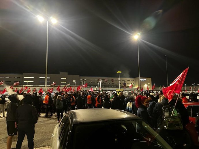 Concentración convocada por el comité de empresa de Amazon a las puertas del centro logístico de Dos Hermanas (Sevilla).