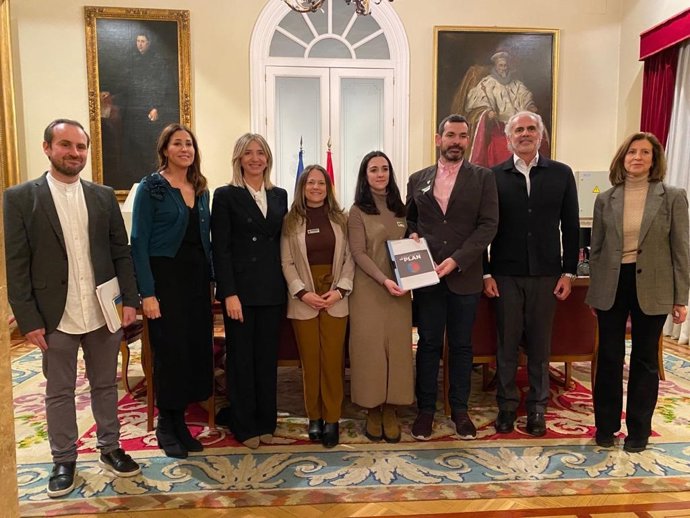 La portavoz del PP en el Senado, Alicía García, con los portavoces de la iniciativa 'Hagamos un Plan'.