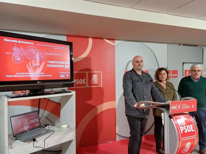 El secretario general de la Agrupación Socialista de Gijón, Ramón García, presenta la Escuela de Invierno, junto al portavoz del Grupo Municipal Socialista gijonés, Luis Manuel Flórez 'Floro', y la portavoz adjunta, Carmen Eva Pérez Ordieres.