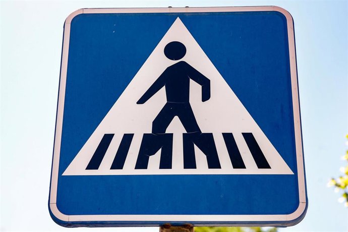 Archivo - Señal de paso de peatones.