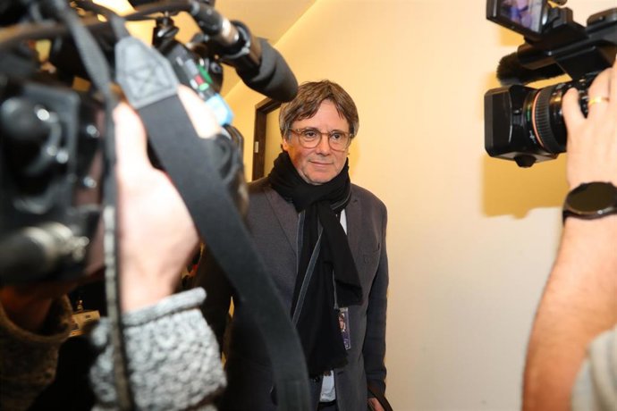 Archivo - El expresidente de la Generalitat, Carles Puigdemont, a su llegada al Parlamento Europeo, a 8 de noviembre de 2023, en Bélgica (Bruselas). Los negociadores de Junts y del PSOE siguen sin llegar a un acuerdo sobre la ley de amnistía a primera h