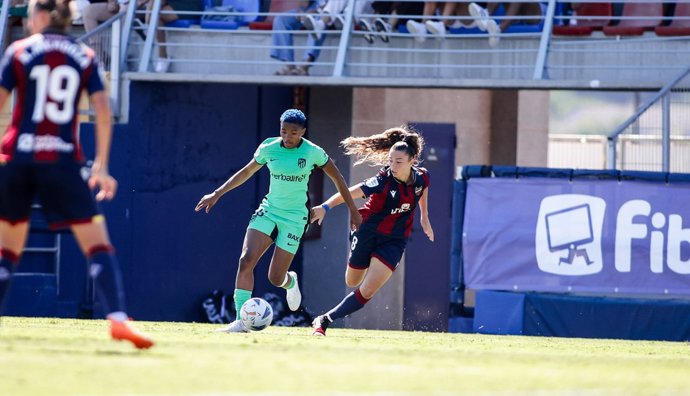Archivo - Ajibade y Lloris pelean por un balón en el Levante UD-Atlético de Madrid de la Liga F 23-24
