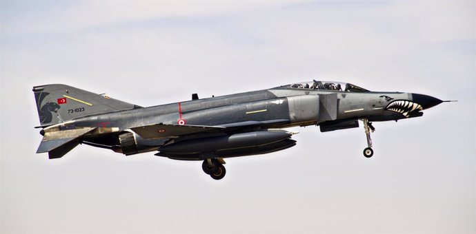 Archivo - May 29, 2014 - Jebel Petra, Jordan - A Turkish Air Force F-4 Phantom II during a mission as part of Exercise Eager Lion May 29, 2014 in Jebel Petra, Jordan.