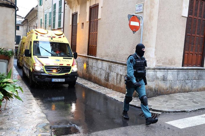 Varias ambulancias y un agente de la Guardia Civil frente a la casa de Sóller donde se ha atrincherado un hombre, a 11 de enero de 2024, en Sóller, Mallorca, Baleares (España). 
