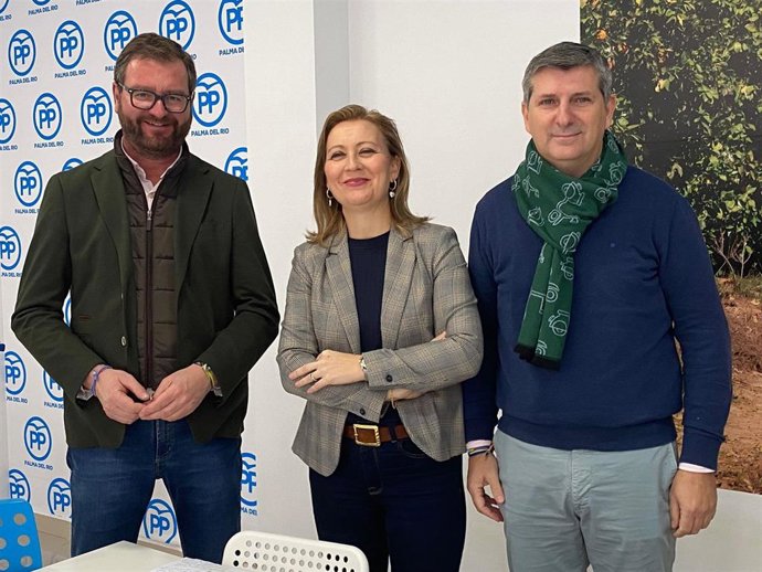 La diputada nacional del PP por Córdoba Isabel Prieto (centro), con otros representantes del PP, en Palma del Río.