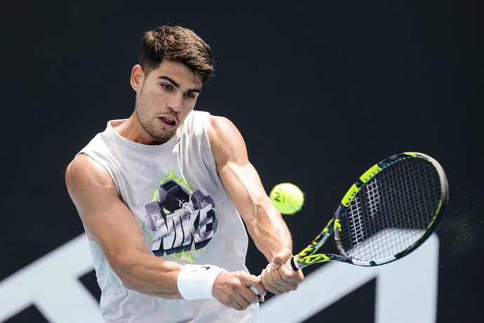 14 January 2024, Australia, Melbourne: Spanish tennis player Carlos Alcaraz in action during a training session. Photo: Frank Molter/dpa