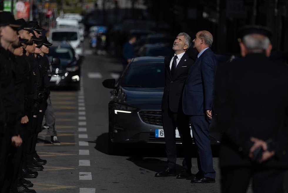 Archivo - El ministro del Interior, Fernando Grande-Marlaska (2d) y el director general de la Policía, Francisco Pardo (1d), saludan a mandos del cuerpo en Madrid