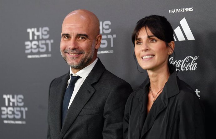 15 January 2024, United Kingdom, London: Manchester City manager Pep Guardiola and his wife Cristina Serra arrive to attend The Best FIFA Football Awards at the Eventim Apollo. Photo: John Walton/PA Wire/dpa