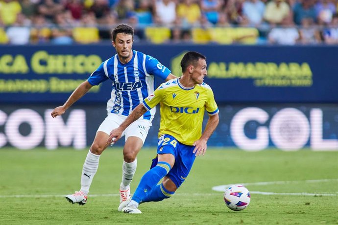 Archivo - Fede San Emeterio conduce la pelota durante el Cádiz-Alavés