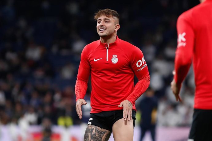 Pablo Maffeo antes de un partido del RCD Mallorca