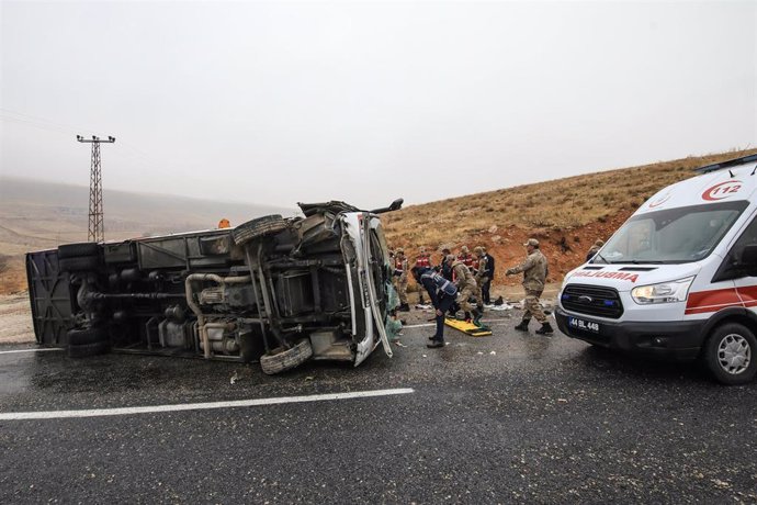 Archivo - Imagen de archivo de los servicios de emergencia en un accidente de autobús en Turquía