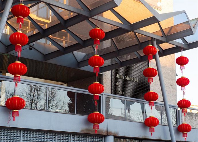 Archivo - Varios adornos colgados en una de las calles del distrito de Usera