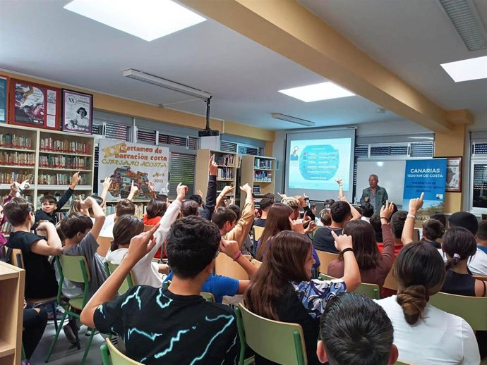 Charla de la Asociación 'Canarias, 1500 Km de Costa' en un centro educativo del archipiélago